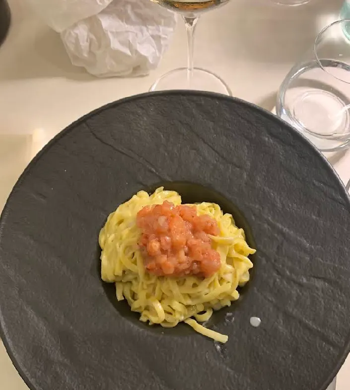 Pagnotte di pane appena sfornate in un cesto